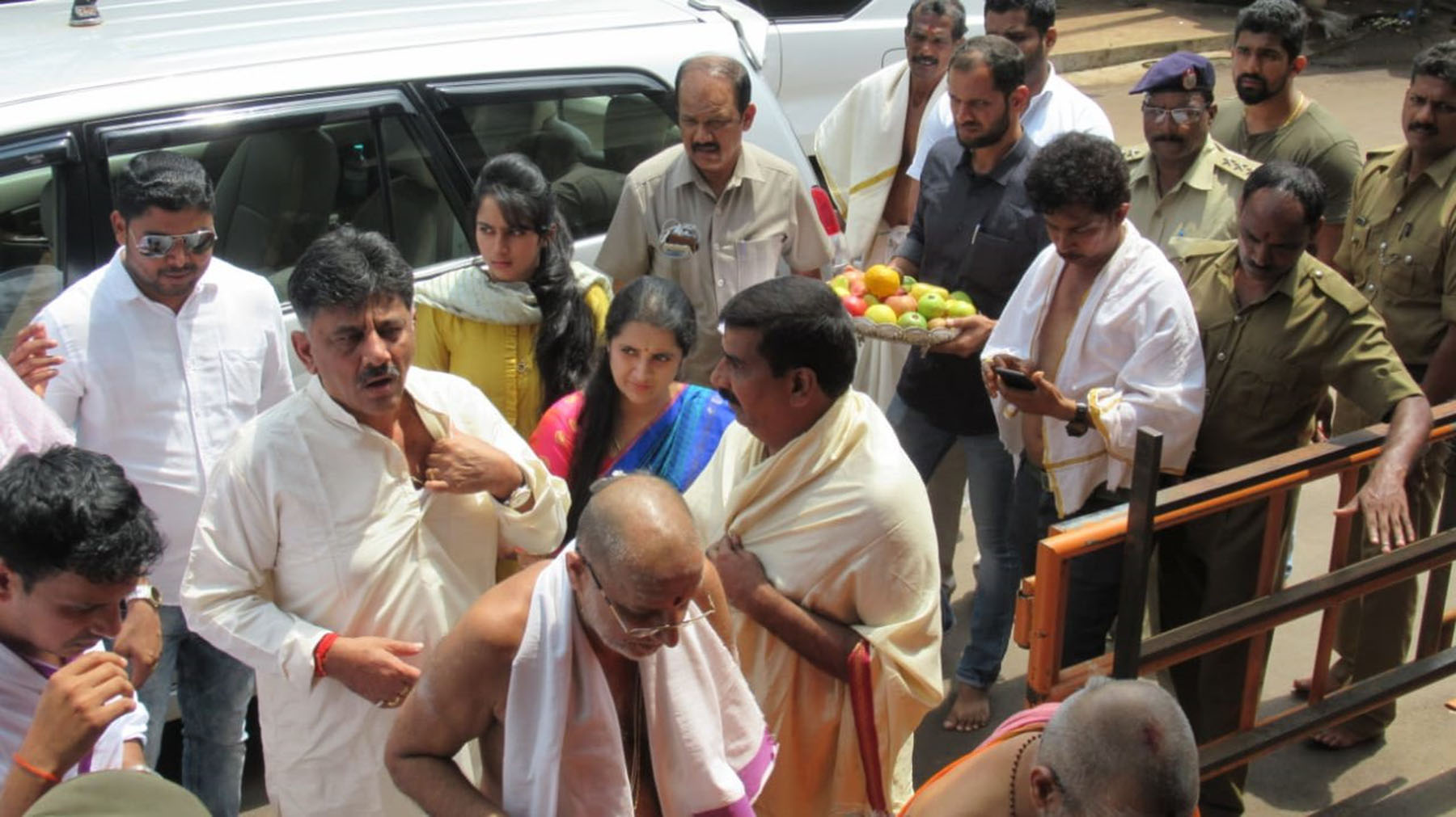 ಸಚಿವ ಡಿಕೆಶಿ ಕುಟುಂಬ ಕೊಲ್ಲೂರಿಗೆ ಭೇಟಿ