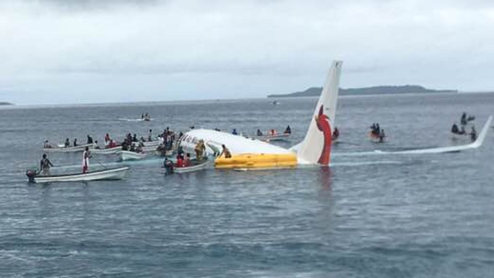 ಸಮುದ್ರಕ್ಕಿಳಿದ ವಿಮಾನದಲ್ಲಿ ಪ್ರಯಾಣಿಕನ ಶವ ಪತ್ತೆ