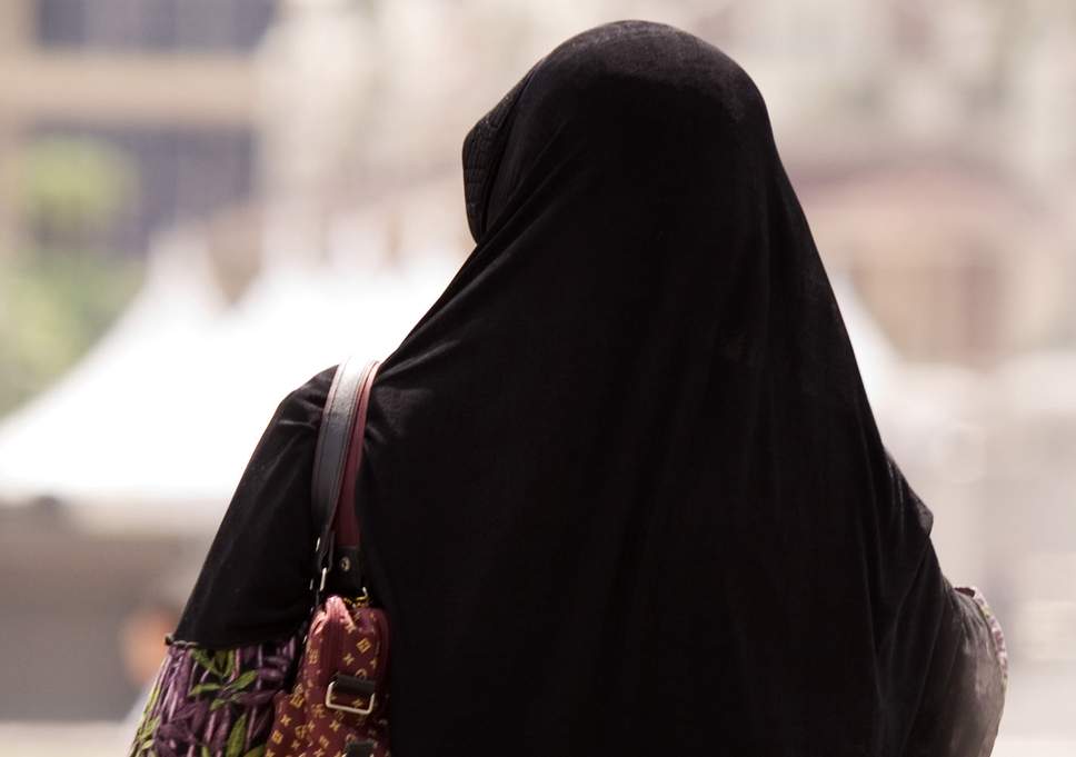 ಹಿಜಾಬ್ ಧರಿಸುವುದನ್ನು ನಿಲ್ಲಿಸಿ ಇಲ್ಲವೇ ರಾಜೀನಾಮೆ ನೀಡಿ