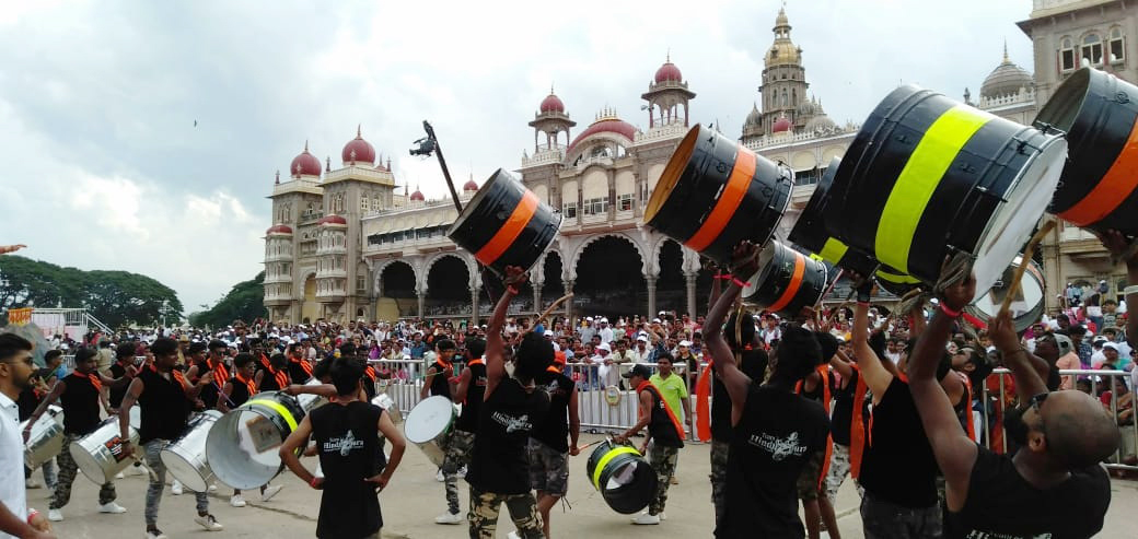 ಮೈಸೂರು ದಸರಾ ಜಂಬೂ ಸವಾರಿ: ಅಸೈಗೋಳಿ ನಾಸಿಕ್ ತಂಡದಿಂದ ಪ್ರದರ್ಶನ