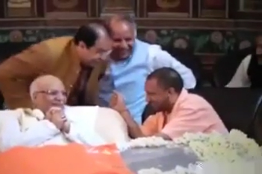 ಮಾಜಿ ಸಿಎಂ ಎನ್.ಡಿ. ತಿವಾರಿ ಪಾರ್ಥಿವ ಶರೀರದ ಎದುರು ನಕ್ಕ ಆದಿತ್ಯನಾಥ್, ಸಚಿವರು: ಬಿಜೆಪಿಗೆ ಮುಖಭಂಗ