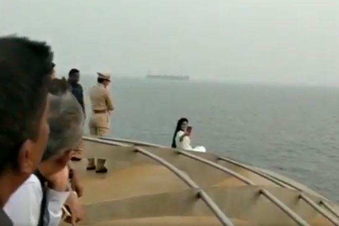 ಸೆಲ್ಫಿ ವಿವಾದ: ಕ್ಷಮೆ ಯಾಚಿಸಿದ ಫಡ್ನವೀಸ್ ಪತ್ನಿ