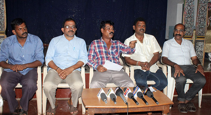 ಜಿಲ್ಲಾಧಿಕಾರಿ ಮಾತಿಗೆ ತಪ್ಪಿದಲ್ಲಿ ನ.22ರಂದು ಉಡುಪಿ ಜಿಲ್ಲೆ ಬಂದ್: ಉಡುಪಿ ಜಿಲ್ಲಾ ಲಾರಿ ಮಾಲಕರ ಸಂಘ ಎಚ್ಚರಿಕೆ