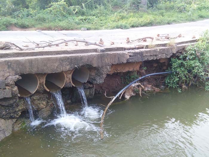 ಹನೂರು: ಶಿಥಿಲಗೊಂಡು ಕುಸಿಯುವ ಹಂತಕ್ಕೆ ತಲುಪಿದ ಸ್ವಾಮಿ ಹಳ್ಳ ಸೇತುವೆ