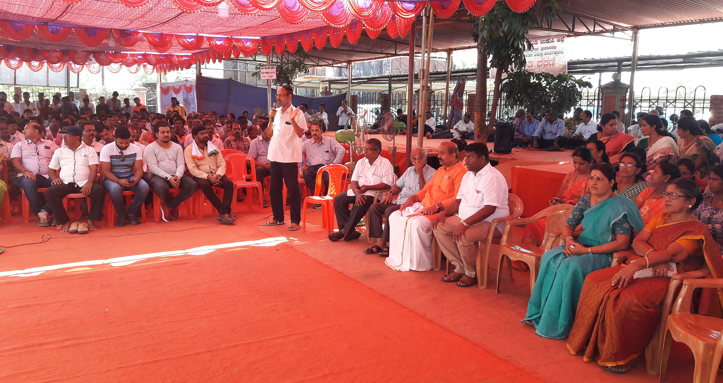 ಮರಳುಗಾರಿಕೆ: ಅಹೋರಾತ್ರಿ ಧರಣಿ ಮೂರನೇ ದಿನಕ್ಕೆ