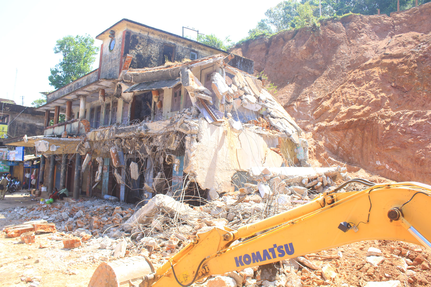 ಮಡಿಕೇರಿಯಲ್ಲಿ ವಾಣಿಜ್ಯ ಸಂಕೀರ್ಣ ತೆರವು ಕಾರ್ಯಾಚರಣೆ ಚುರುಕು