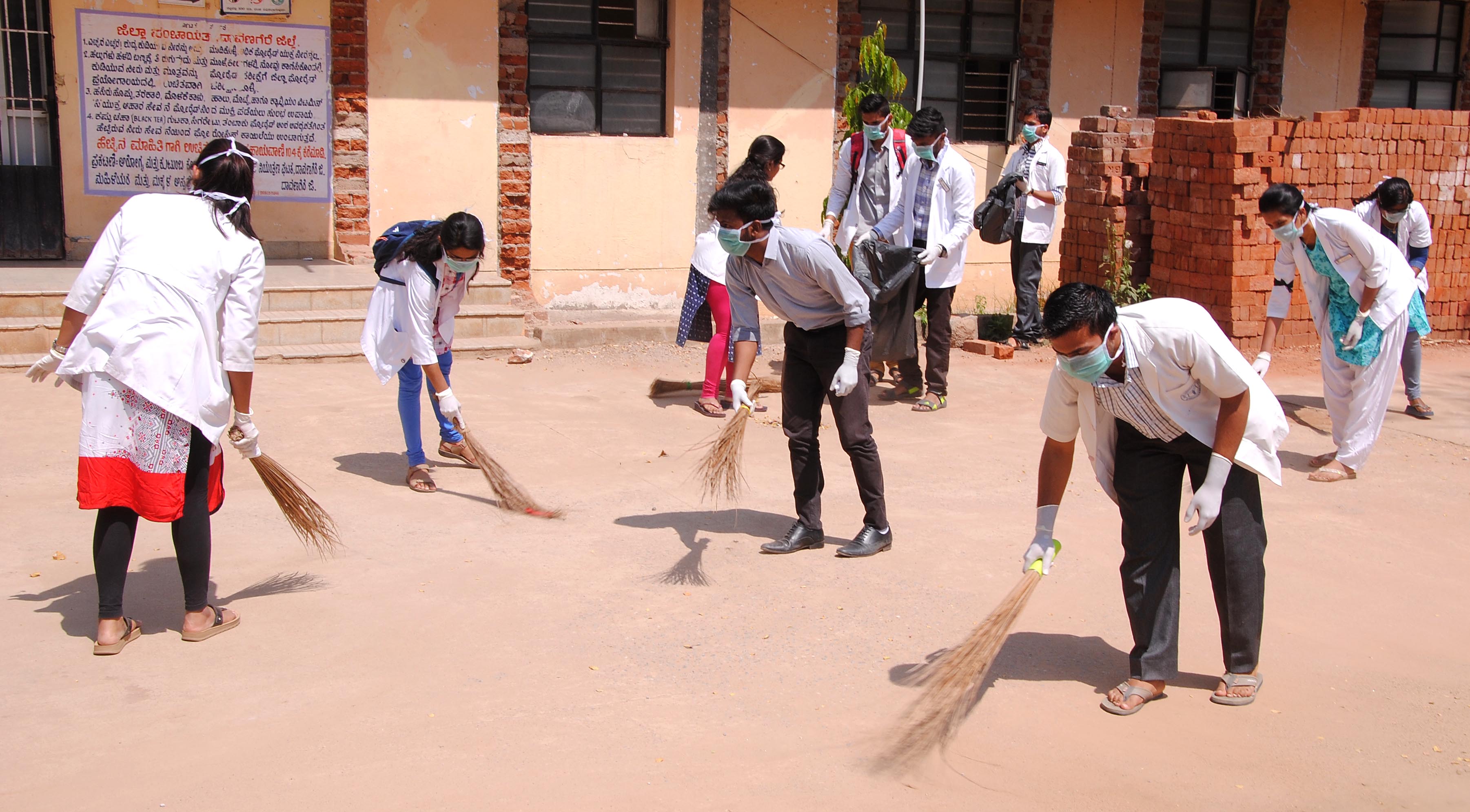 ದಾವಣಗೆರೆ: ಜಿಲ್ಲಾಸ್ಪತ್ರೆ ಆವರಣದಲ್ಲಿ ಸ್ವಚ್ಛತಾ ಅಭಿಯಾನ, ರಕ್ತದಾನ ಮೂಲಕ ಧರಣಿ