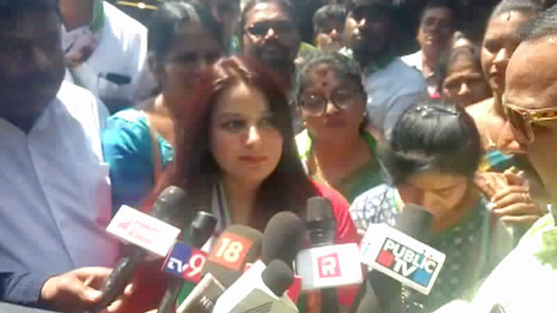 ಶಿವಮೊಗ್ಗ: ನಟಿ ಪೂಜಾ ಗಾಂಧಿಗೆ ಹೂ ಮಾರುವ ಮಹಿಳೆಯ ಕ್ಲಾಸ್