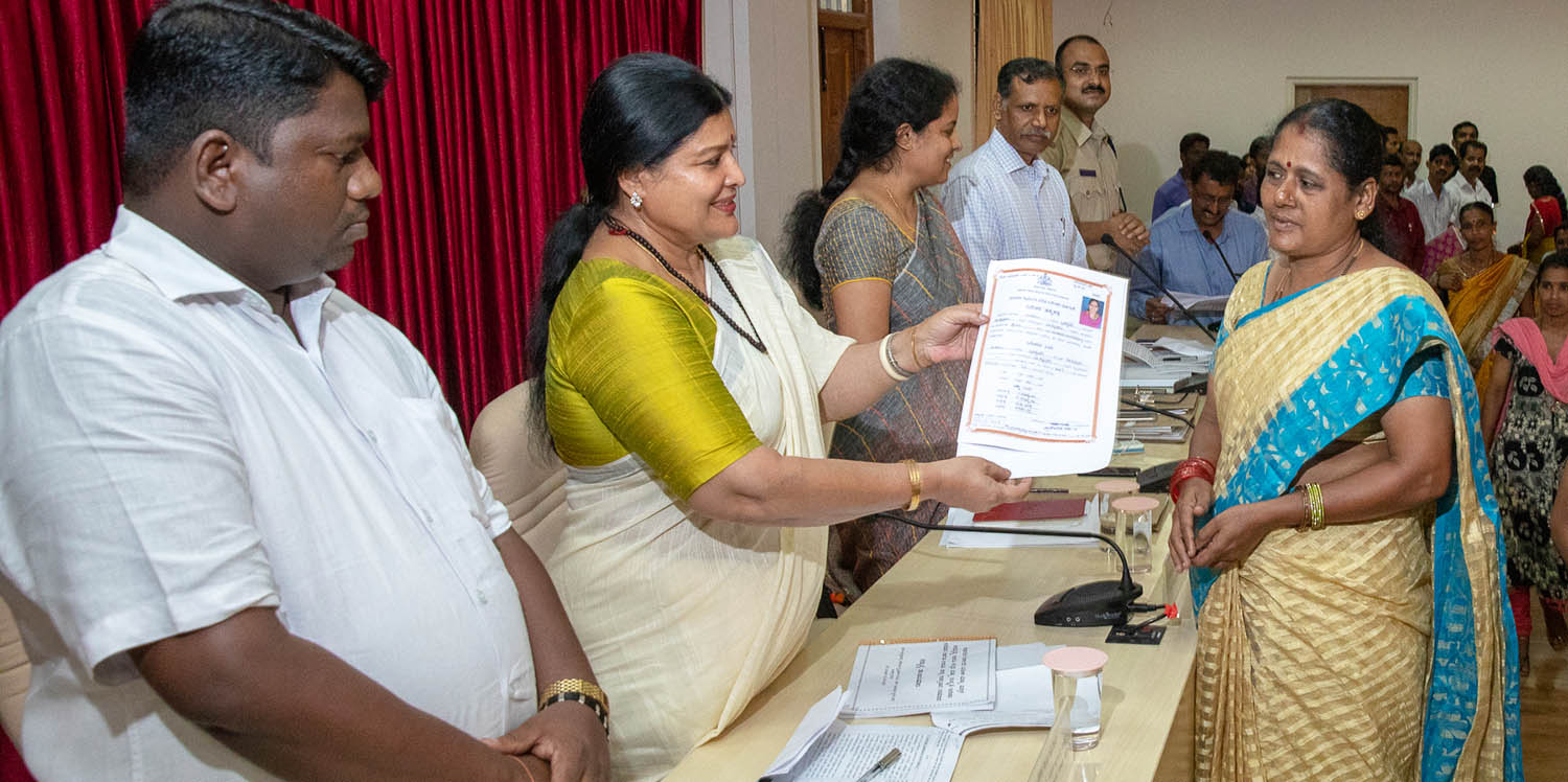 ಉಡುಪಿ ಉಸ್ತುವಾರಿ ಸಚಿವರಿಂದ ಹಕ್ಕುಪತ್ರ ವಿತರಣೆ