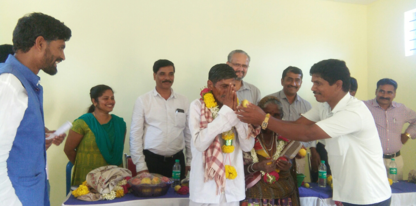 ಹನೂರು: ಅಧಿಕಾರಿಗಳಿಂದ ಗ್ರಾಮಗಳ ಲಂಬಾಣಿ ತಾಂಡಗಳಿಗೆ ಭೇಟಿ, ಕಾಮಗಾರಿ ಪರಿಶೀಲನೆ