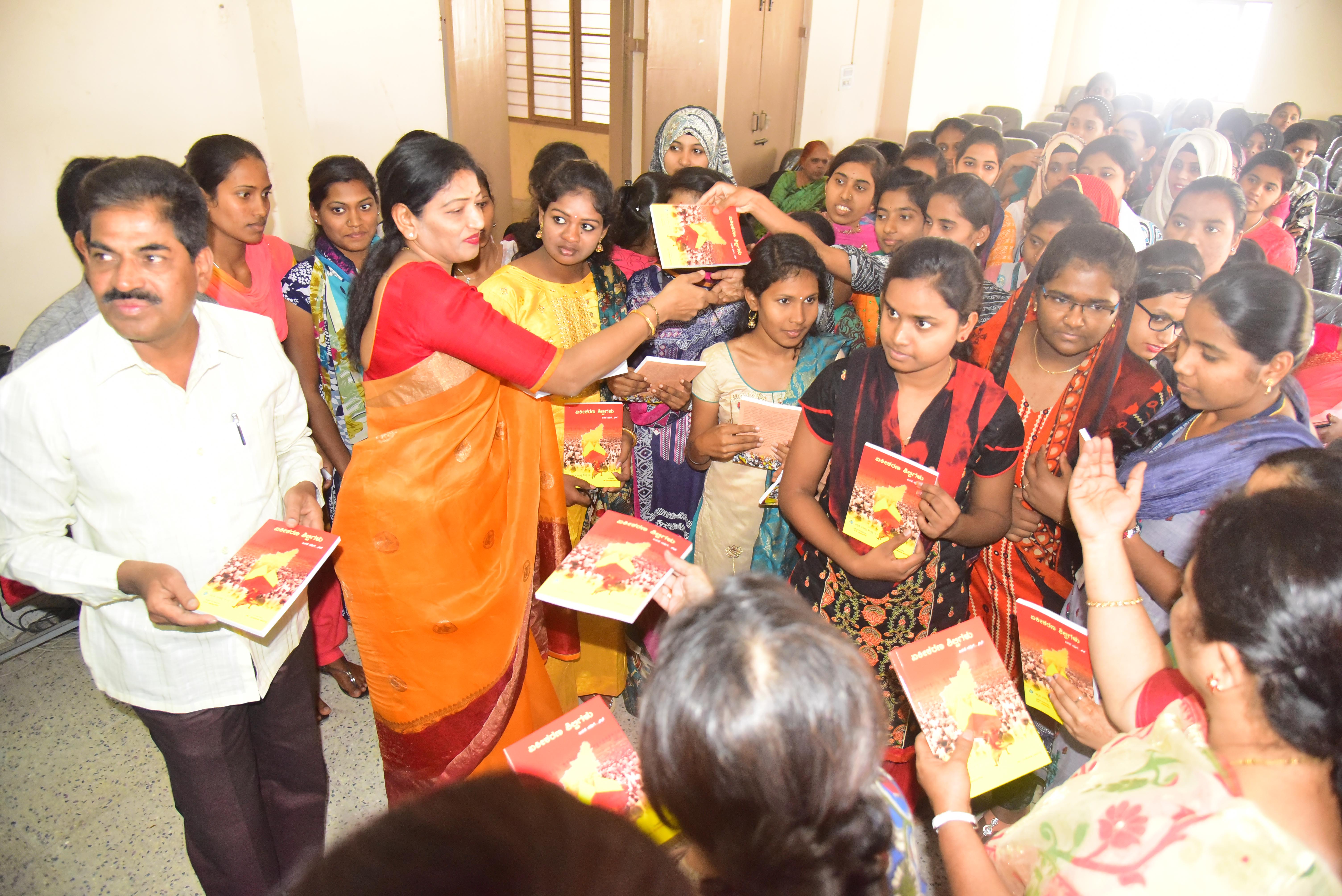 ‘ಏಕೀಕರಣದ ಮಹತ್ವಕ್ಕಾಗಿ’ ಉಚಿತ ಪುಸ್ತಕ ವಿತರಣೆ