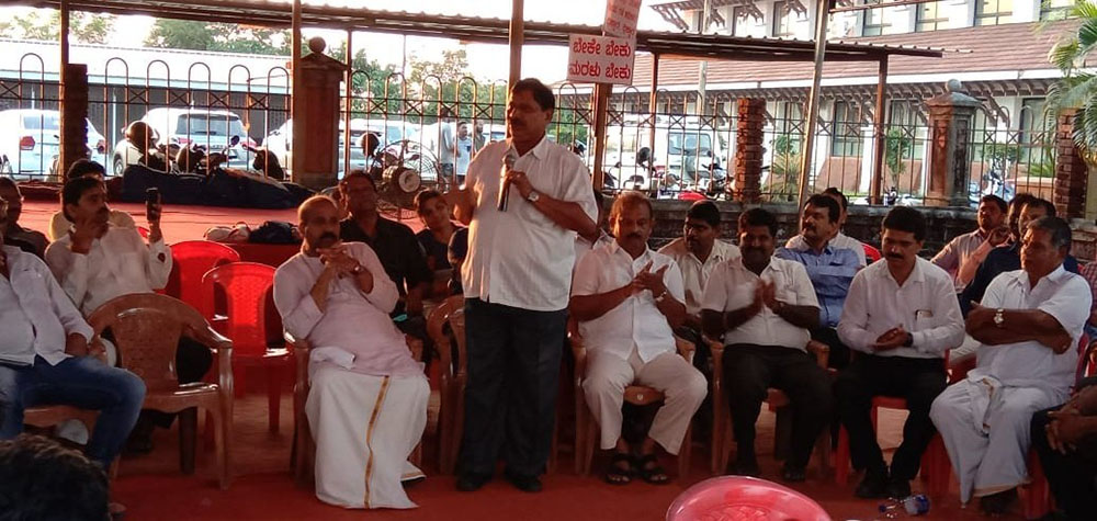 ಮರಳಿಗಾಗಿ ಧರಣಿ ಏಳನೆ ದಿನಕ್ಕೆ: 170 ಮಂದಿಗೂ ಪರವಾನಿಗೆ ನೀಡಲು ಆಗ್ರಹ