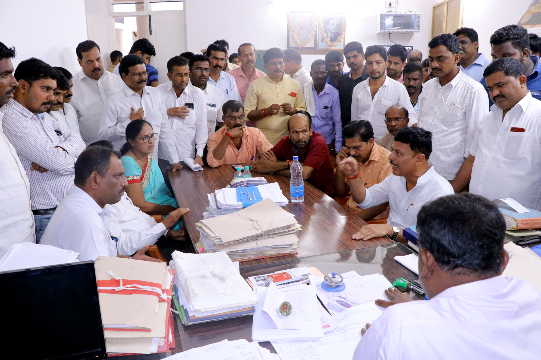 ಹಕ್ಕು ಪತ್ರ ವಿತರಿಸದೆ ತಡೆ ಆರೋಪ: ಬಂಟ್ವಾಳ ಮಿನಿ ವಿಧಾನಸೌಧಕ್ಕೆ ಮುತ್ತಿಗೆ