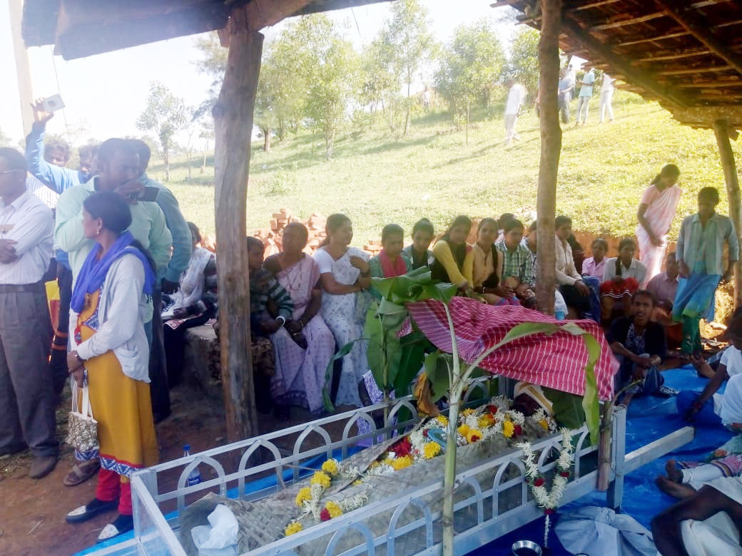 ಮಡಿಕೇರಿ: ಸ್ಮಶಾನ ಜಾಗಕ್ಕಾಗಿ ಆಗ್ರಹಿಸಿ ಮೃತದೇಹವಿರಿಸಿ ಪ್ರತಿಭಟನೆ