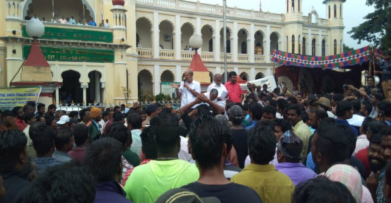 ಮೈಸೂರು: ಸಚಿವರ ಮಾತಿಗೂ ಬಗ್ಗದ ಪೌರಕಾರ್ಮಿಕರು; ಮೂರನೇ ದಿನಕ್ಕೆ ಕಾಲಿಟ್ಟ ಮುಷ್ಕರ