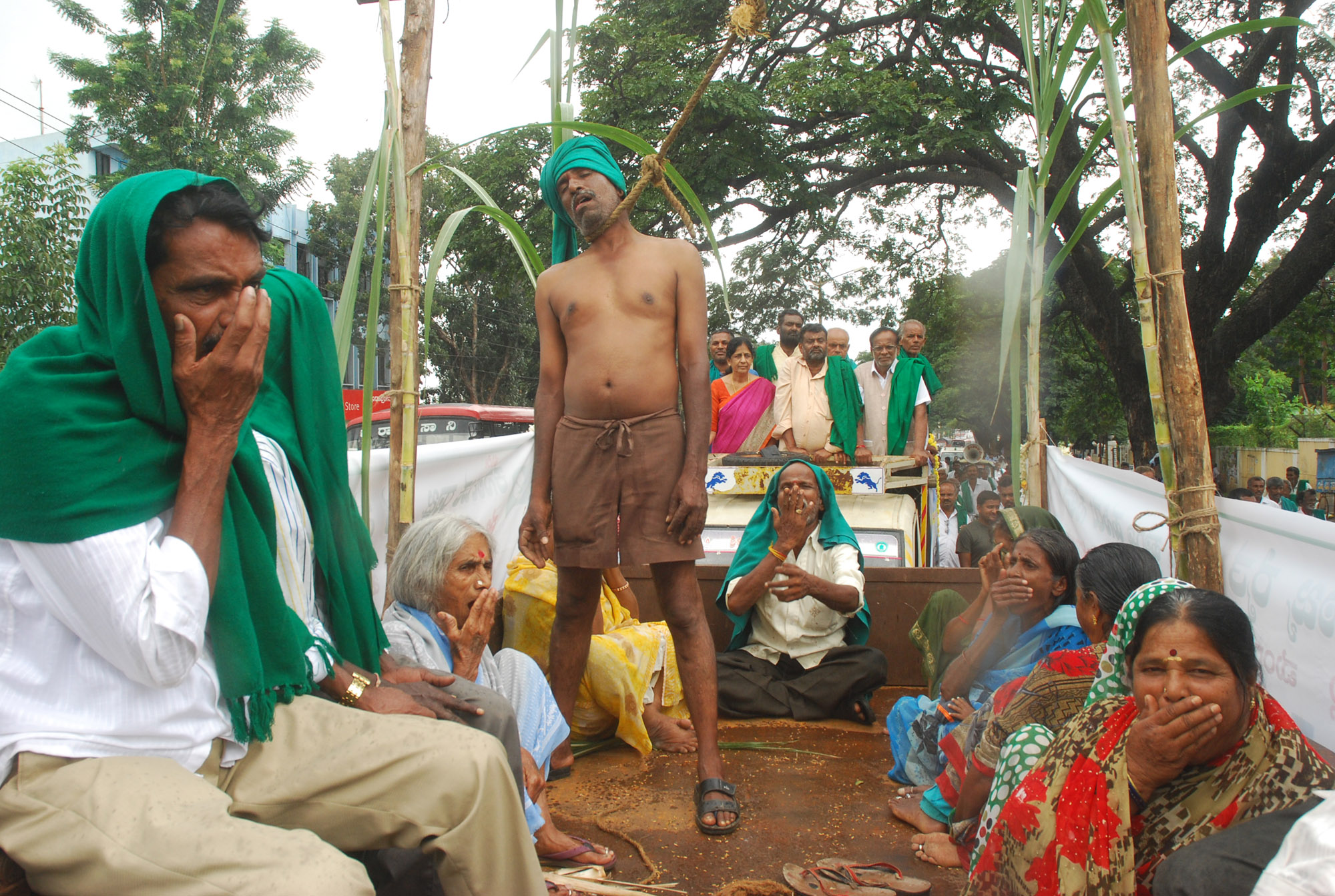 ಮಂಡ್ಯ: ರೈತರ ಉಳಿವಿಗೆ ಒತ್ತಾಯಿಸಿ ರೈತಸಂಘ ಪ್ರತಿಭಟನೆ