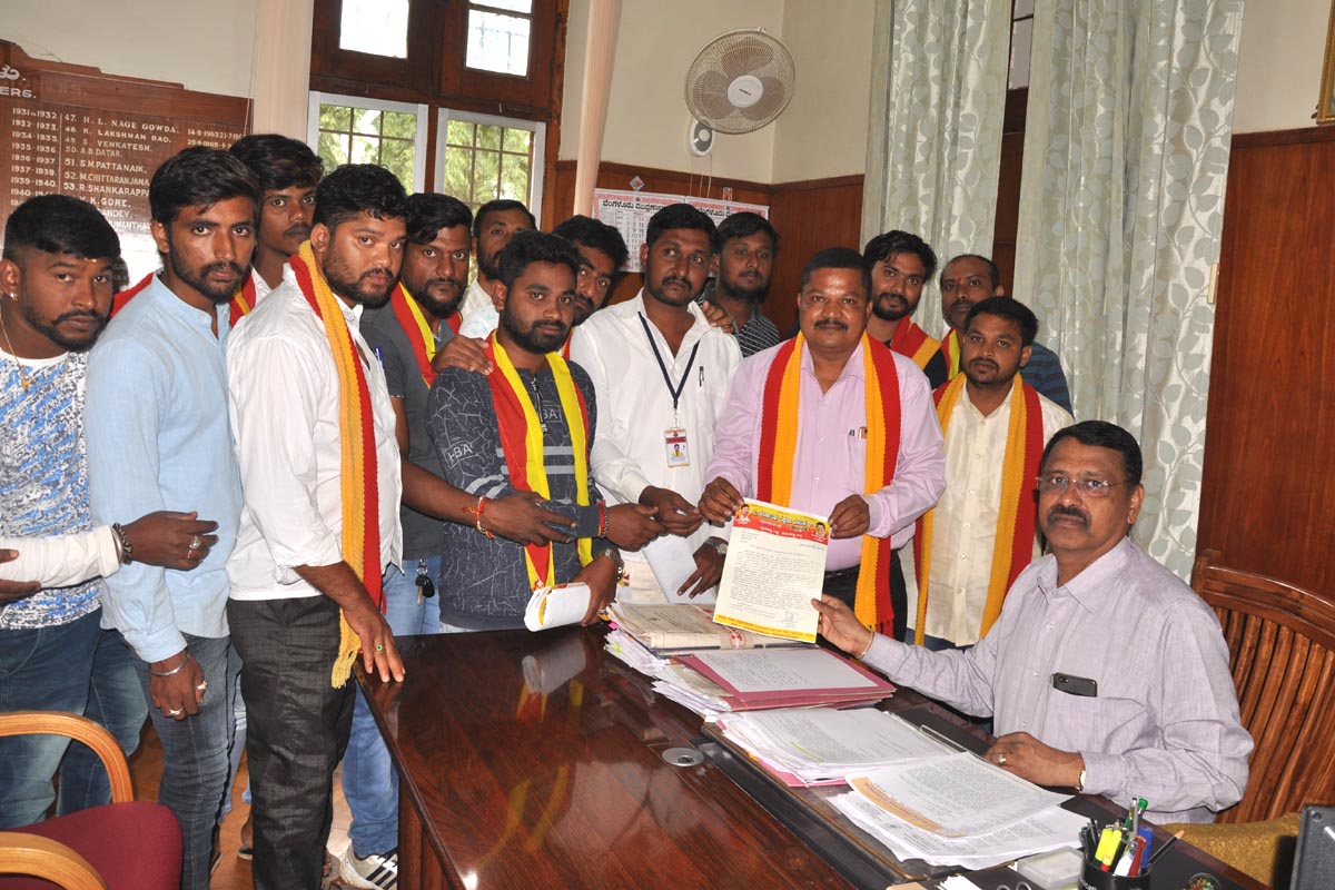 ಚಿಕ್ಕಮಗಳೂರು: ಖಾಸಗಿ ವಾಹನಗಳಲ್ಲಿ ಬಾಡಿಗೆ ಆರೋಪ; ಕ್ರಮಕ್ಕೆ ಒತ್ತಾಯಿಸಿ ಡಿಸಿಗೆ ಮನವಿ