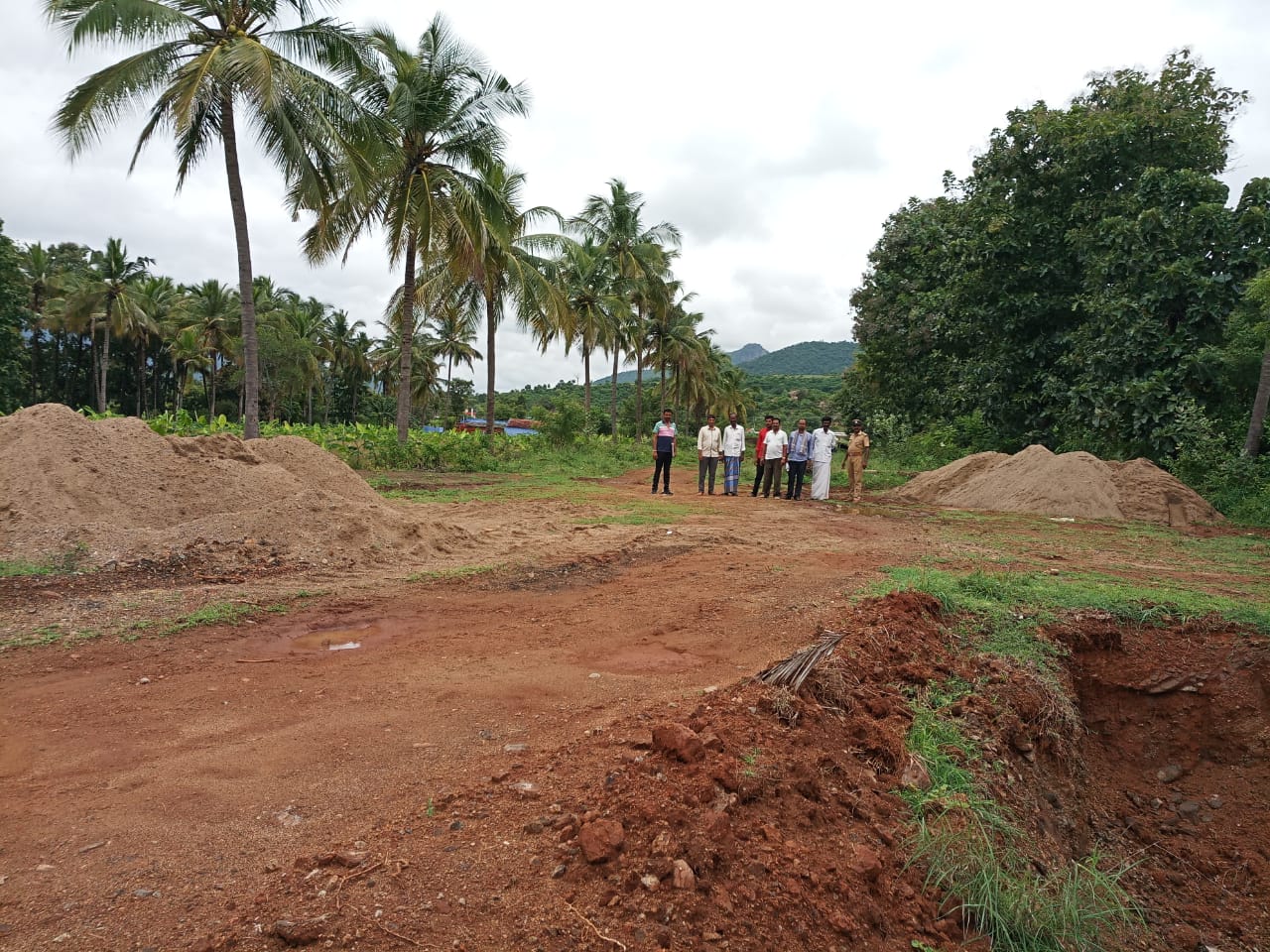 ಹನೂರು: ಅಕ್ರಮ ಮರಳು ಶೇಖರಣೆ ಅಡ್ಡೆಗೆ ಪೊಲೀಸ್ ದಾಳಿ