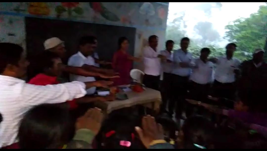 ಹನೂರು: ಆದಿವಾಸಿ ಪೋಡಿನ ನಿವಾಸಿಗಳಿಗೆ ಪ್ರತಿಜ್ಞಾವಿಧಿ ಬೋಧನೆ