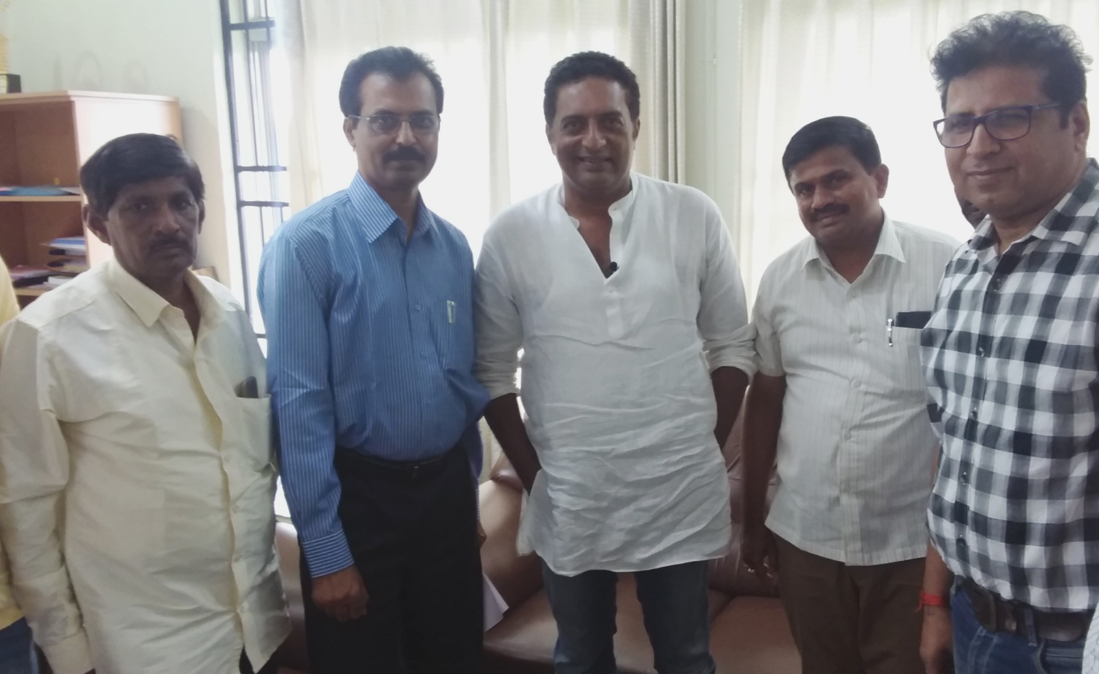 ಮಂಡ್ಯ: ಮೂರು ಸರಕಾರಿ ಶಾಲೆಗಳ ದತ್ತು ವಿಚಾರ; ಜಿಪಂ ಸಿಇಒ ಜೊತೆ ಪ್ರಕಾಶ್ ರೈ ಚರ್ಚೆ