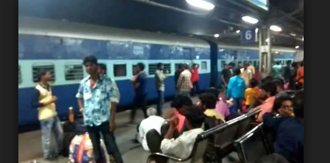 ದಾಳಿಯ ಬೆದರಿಕೆ: ಬಿಹಾರ, ಗುಜರಾತ್ ತೊರೆಯುತ್ತಿರುವ ನೂರಾರು ವಲಸೆ ಕಾರ್ಮಿಕರು