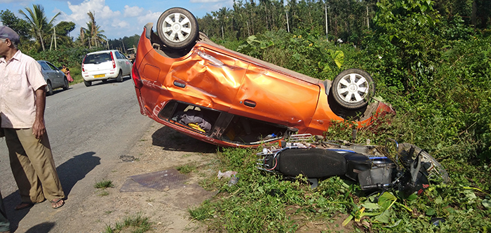 ಸಕಲೇಶಪುರ: ಕಾರು-ಎರಡು ಬೈಕ್‍ಗಳ ನಡುವೆ ಅಪಘಾತ; ಮಹಿಳೆಗೆ ತೀವ್ರ ಗಾಯ