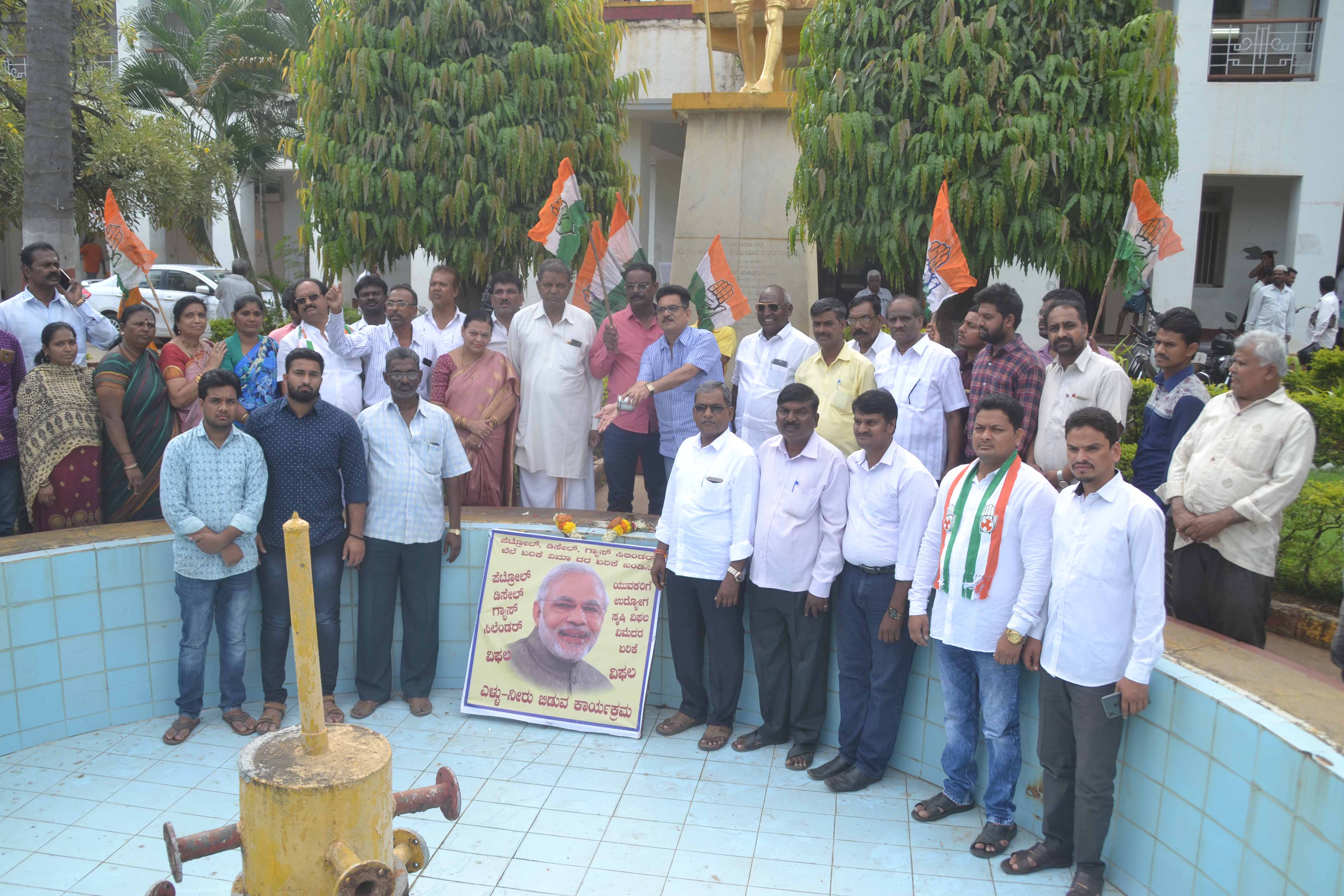 ದಾವಣಗೆರೆ: ಇಂಧನ ಬೆಲೆ ಏರಿಕೆ ಖಂಡಿಸಿ ಕಾಂಗ್ರೆಸ್‍ ವಿನೂತನ ಪ್ರತಿಭಟನೆ