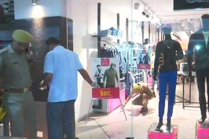 ರಿಯಾಯಿತಿ ನೀಡಲಿಲ್ಲವೆಂದು ಬಟ್ಟೆ ಅಂಗಡಿ ಸೇಲ್ಸ್ ಮ್ಯಾನ್ ಗಳನ್ನು ಗುಂಡಿಕ್ಕಿ ಕೊಂದ ಭೂಪ!