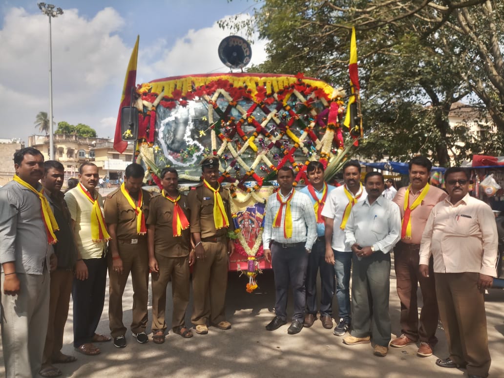 ಬಸ್ ಚಾಲಕನ ಕನ್ನಡಾಭಿಮಾನ : ಕೆಎಸ್ಸಾರ್ಟಿಸಿ ಬಸ್ ತುಂಬಾ ಕನ್ನಡದ ಕಂಪು