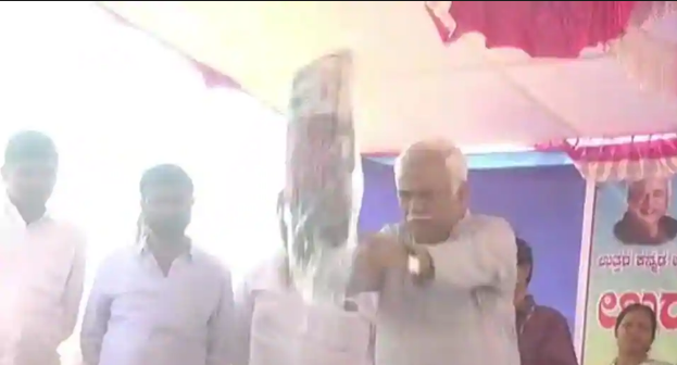 ಅಥ್ಲೀಟ್ ಗಳಿಗೆ ಸ್ಪೋರ್ಟ್ಸ್ ಕಿಟ್ ಗಳನ್ನು ಎಸೆದ ಸಚಿವ ದೇಶಪಾಂಡೆ: ವಿಡಿಯೋ ವೈರಲ್