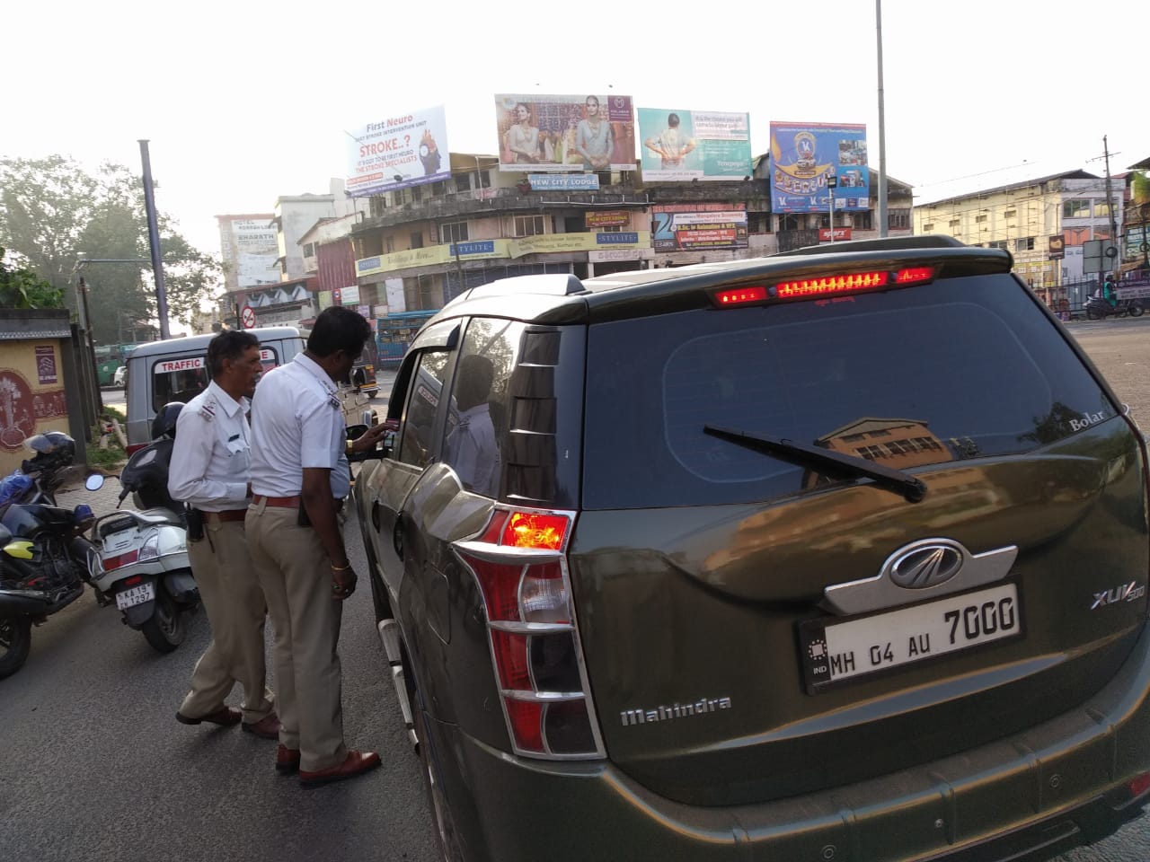 ಮಂಗಳೂರು: ವಾಹನಗಳಿಗೆ ‘ಟಿಂಟ್’ ಬಳಕೆ ವಿರುದ್ಧ ಸಂಚಾರ ಪೊಲೀಸರ ಕಾರ್ಯಾಚರಣೆ