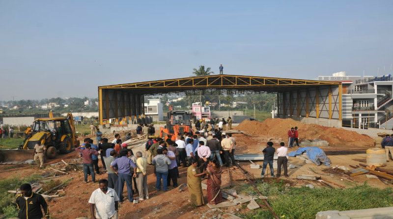 ಮೈಸೂರು: ಅಕ್ರಮ ಕಟ್ಟಡ ತೆರವಿಗೆ ಅಡ್ಡಿಪಡಿಸಿದ ಮಾಲಕ; ಬಿಲ್ಡಿಂಗ್ ಏರಿ ಆತ್ಮಹತ್ಯೆಯ ಬೆದರಿಕೆ