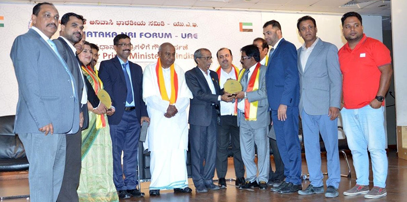 ಬ್ಯಾರೀಸ್ ಕಲ್ಚರಲ್ ಫೋರಂ ವತಿಯಿಂದ ಮಾಜಿ ಪ್ರಧಾನಿ ದೇವೇಗೌಡರಿಗೆ ಸನ್ಮಾನ