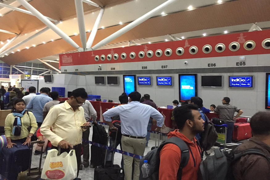 ದೇವರ ಮೆರವಣಿಗೆಗೆ ದಾರಿಬಿಡಲು ವಿಮಾನ ನಿಲ್ದಾಣದ ಕಾರ್ಯಾಚರಣೆ ನಿಲ್ಲಿಸಿದರು!