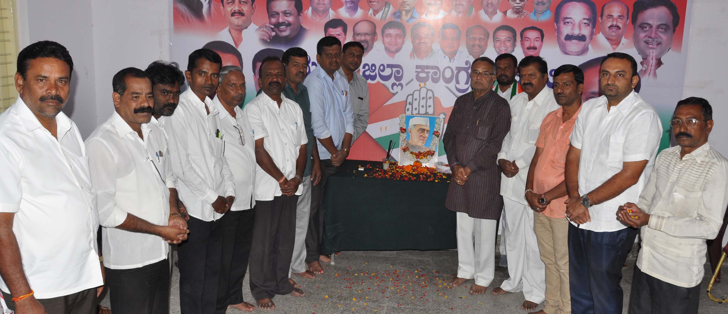 ಮಂಡ್ಯ: ಕಾಂಗ್ರೆಸ್ ಕಚೇರಿಯಲ್ಲಿ ನೆಹರೂ ಜನ್ಮದಿನಾಚರಣೆ