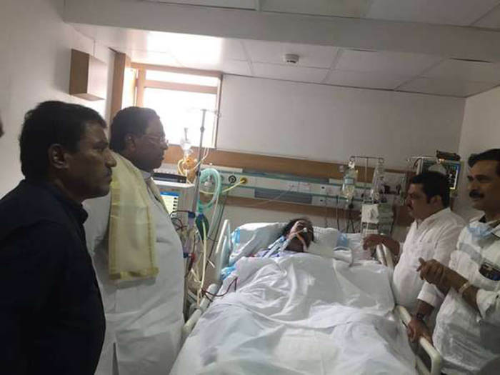 ಮಾಜಿ ಶಾಸಕ ರವೀಂದ್ರ ಆರೋಗ್ಯ ಸ್ಥಿತಿ ಗಂಭೀರ: ಆಸ್ಪತ್ರೆಗೆ ಭೇಟಿ ನೀಡಿದ ಸಿದ್ದರಾಮಯ್ಯ