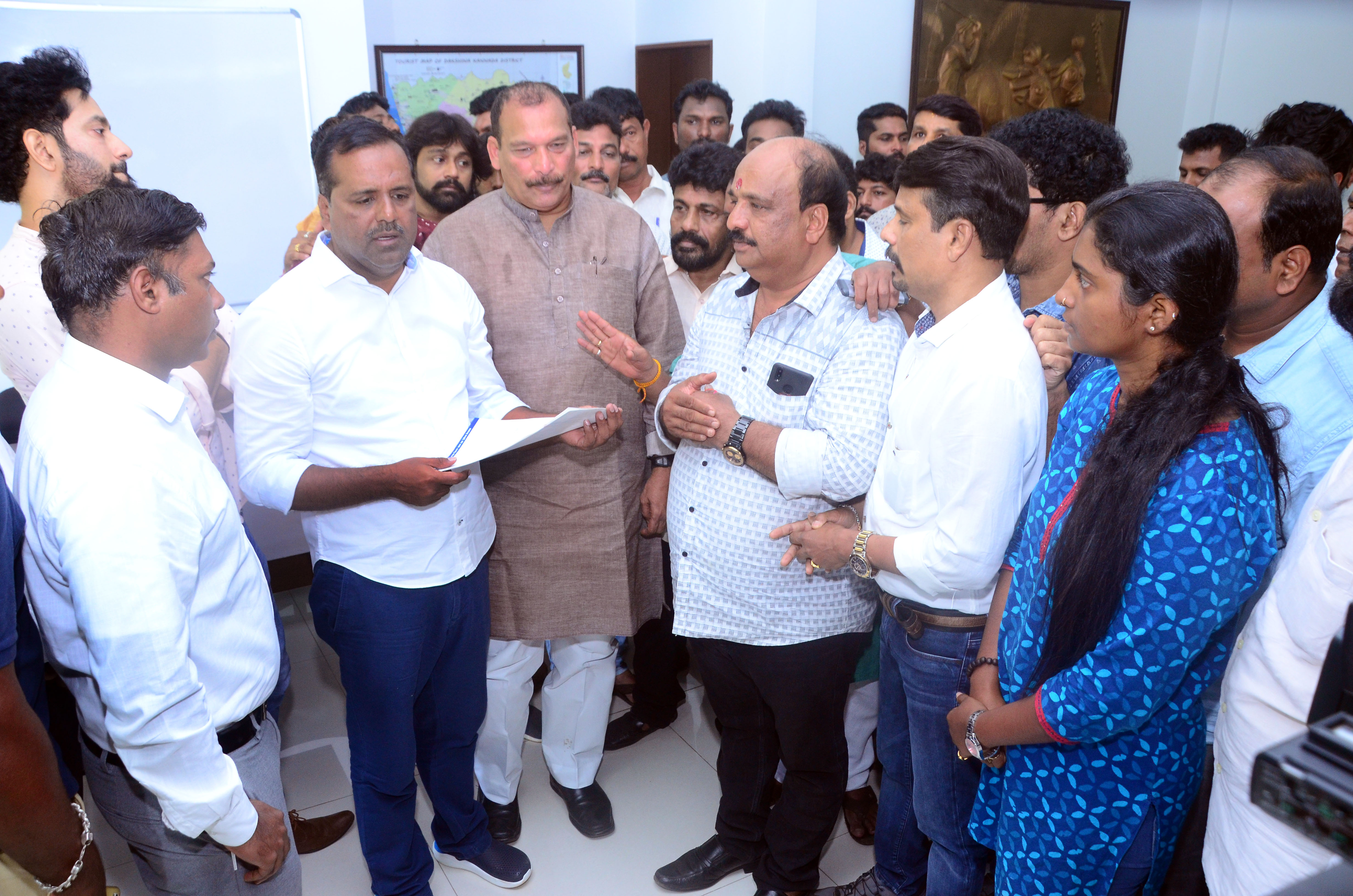 ಮಂಗಳೂರು: ನಗರದ ಮಾಲ್‌ಗಳಲ್ಲಿ ತುಳು ಸಿನಿಮಾಕ್ಕೆ ವಿಶೇಷ ಪ್ರಾಧಾನ್ಯ ನೀಡಲು ಮನವಿ