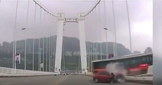 ಚಾಲಕ-ಪ್ರಯಾಣಿಕೆಯ ಜಗಳದಿಂದ ನದಿಗೆ ಬಿದ್ದ ಬಸ್: 13 ಮಂದಿ ಮೃತ್ಯು