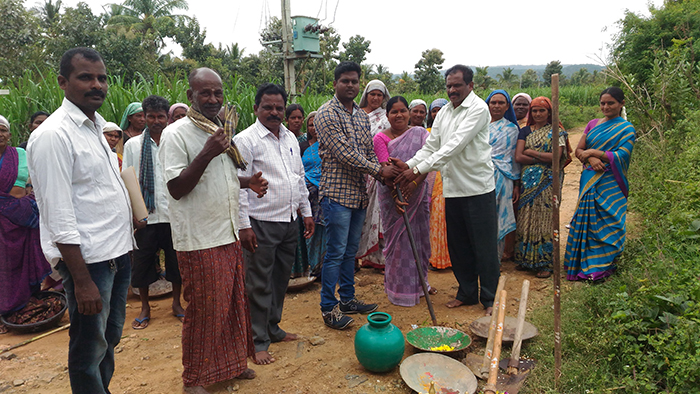 ಹನೂರು: ರಸ್ತೆ ಅಭಿವೃದ್ದಿ ಕಾಮಗಾರಿಗೆ ಚಾಲನೆ