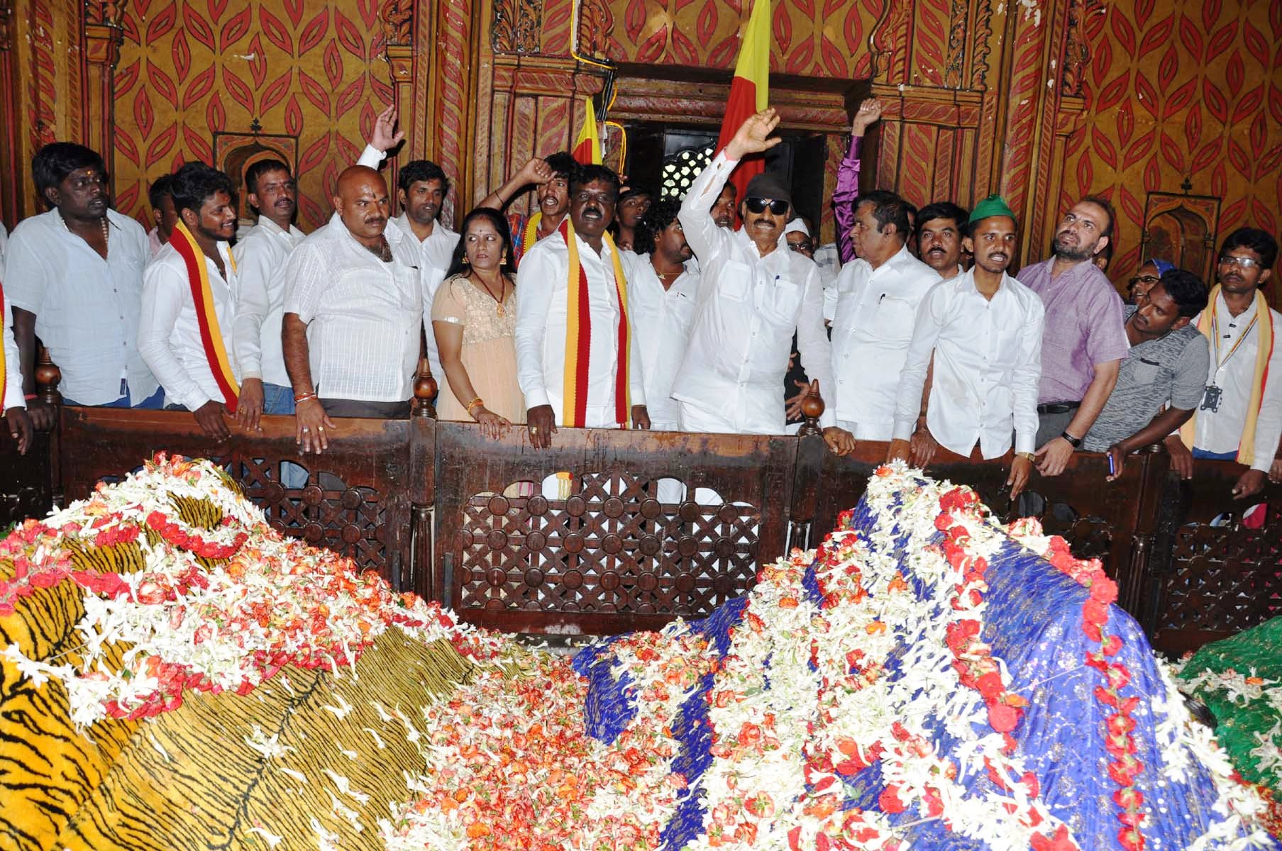 ಟಿಪ್ಪು ಸಮಾಧಿಗೆ ವಾಟಾಳ್ ನಾಗರಾಜ್ ಪಷ್ಪ ನಮನ: ಸಂಸತ್‍ನಲ್ಲಿ ಪ್ರತಿಮೆ ಸ್ಥಾಪನೆಗೆ ಒತ್ತಾಯ