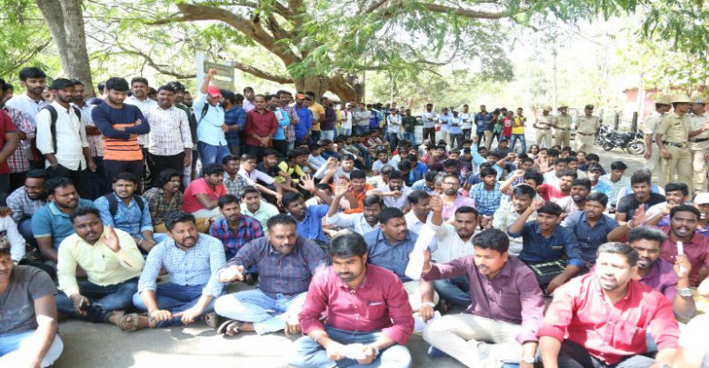 ಮೈಸೂರು: ಕೆಪಿಎಸ್‍ಸಿ ಮೀಸಲಾತಿ ಆದೇಶ ಹಿಂಪಡೆಯಲು ಒತ್ತಾಯಿಸಿ ಧರಣಿ