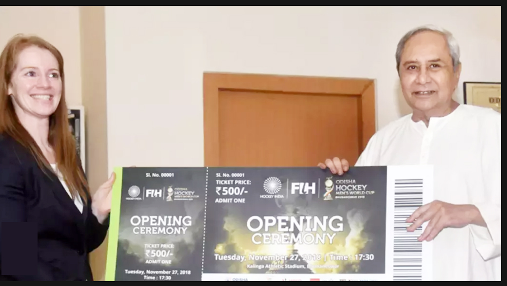 ಮೊದಲ ಟಿಕೆಟ್ ಖರೀದಿಸಿದ ಒಡಿಶಾ ಸಿಎಂ ಪಟ್ನಾಯಕ್