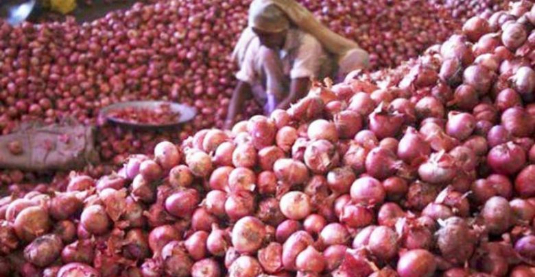 ಈರುಳ್ಳಿ ದರ ದಿಢೀರ್ ಕುಸಿತ: ರಸ್ತೆಗೆ ಸುರಿದು ರೈತರ ಆಕ್ರೋಶ