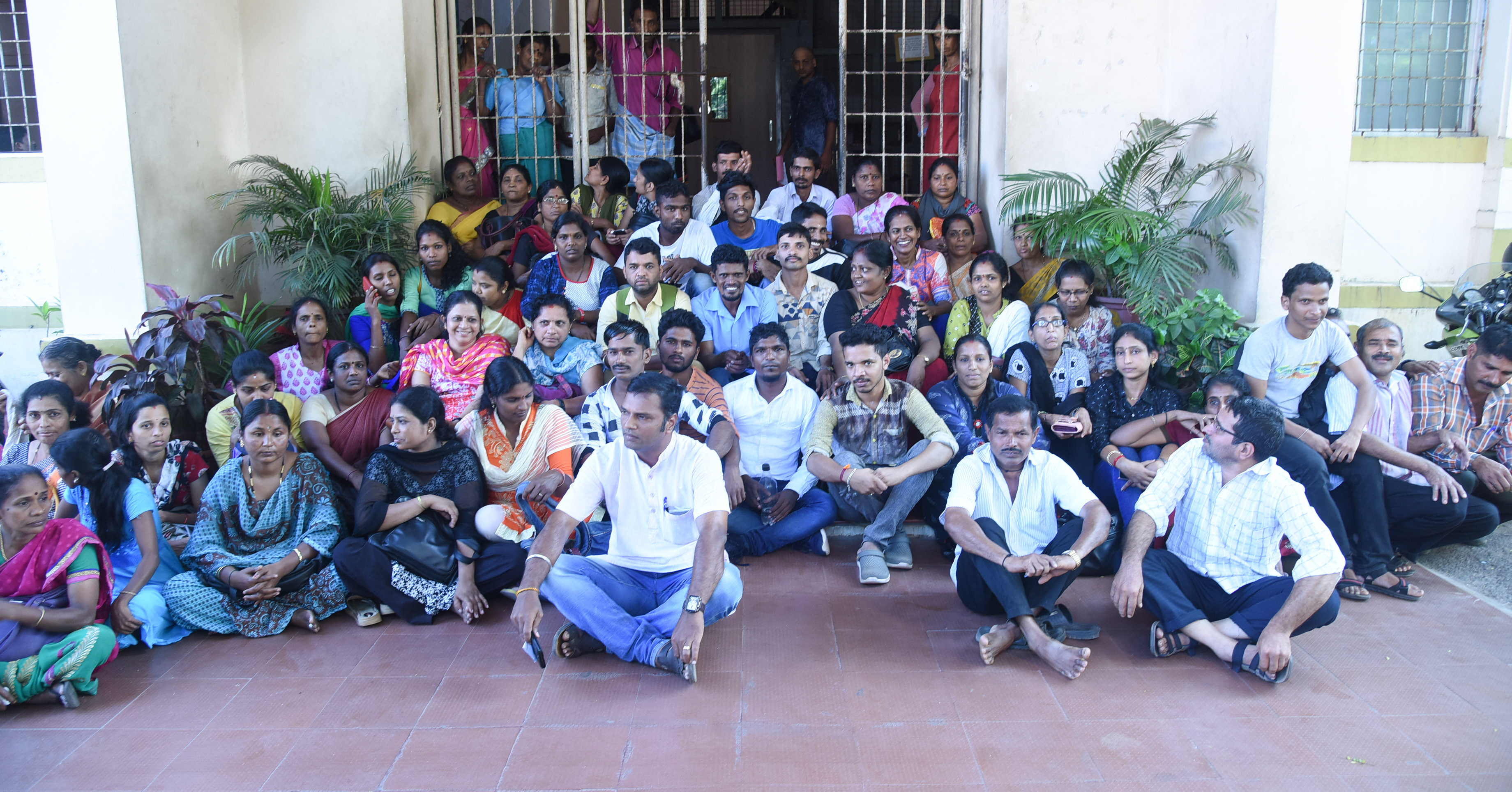 ಕೆಲಸ ನಿರಾಕರಣೆ, ಸಂಬಳ ನೀಡದ ಆರೋಪ: ವೆನ್ಲಾಕ್ ಆಸ್ಪತ್ರೆಯ ಅಧೀಕ್ಷಕರ ಕಚೇರಿಗೆ ಮುತ್ತಿಗೆ