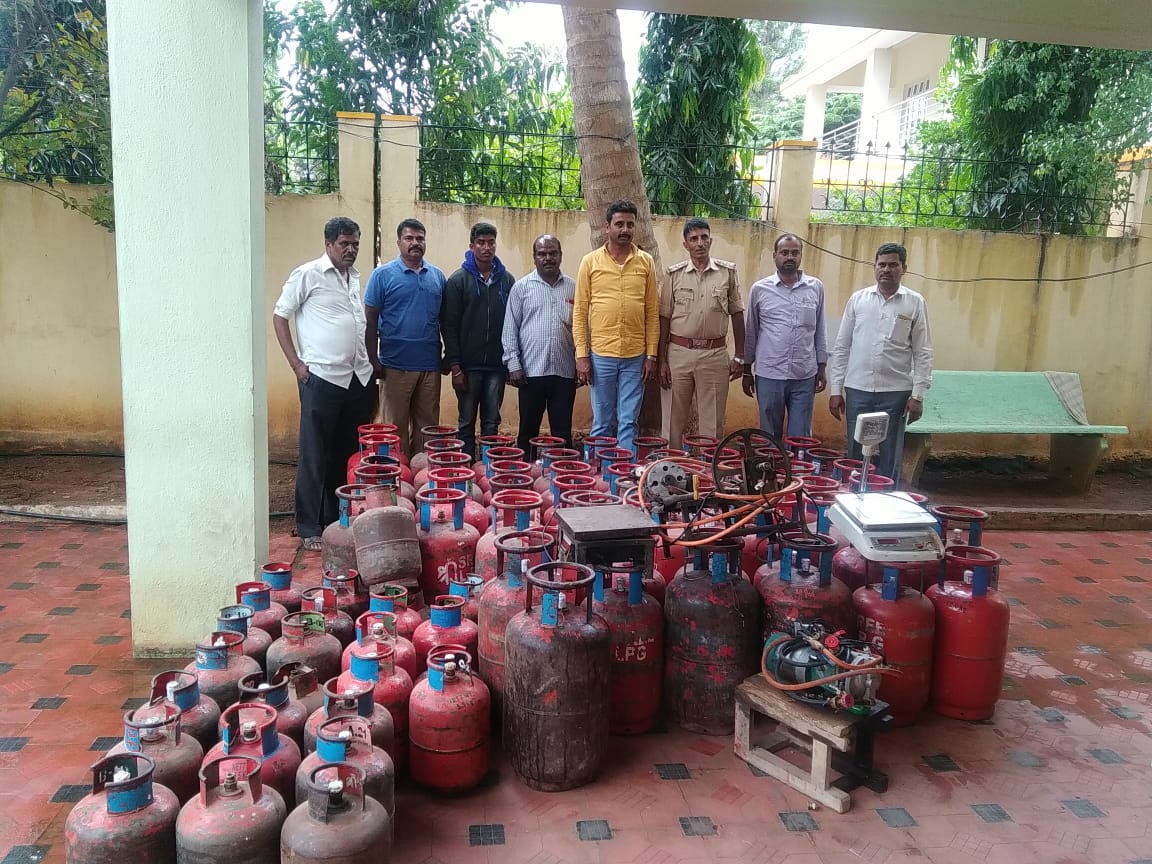 ಚಾಮರಾಜನಗರ: ಅಕ್ರಮ ಗ್ಯಾಸ್ ರೀಫಿಲ್ಲಿಂಗ್; ಸಿಲಿಂಡರ್ ಸಮೇತ ಇಬ್ಬರ ಬಂಧನ