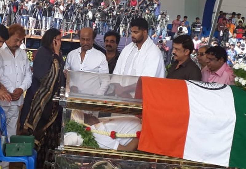 ಮಂಡ್ಯಕ್ಕೆ ಅಂಬರೀಶ್ ಪ್ರಾರ್ಥಿವ ಶರೀರವನ್ನು ಹೆಲಿಕಾಪ್ಟರ್ ಮೂಲಕ  ರವಾನಿಸಲು ರಕ್ಷಣಾ ಇಲಾಖೆ ಗ್ರೀನ್ ಸಿಗ್ನಲ್