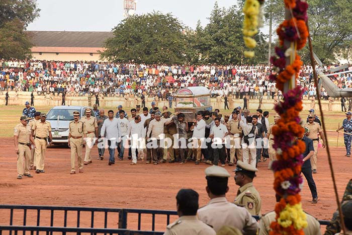 ಮಂಡ್ಯದ ಕ್ರೀಡಾಂಗಣದಲ್ಲಿ ಅಂಬರೀಶ್ ಅಂತಿಮ ದರ್ಶನ: ಗಣ್ಯರು ಸೇರಿದಂತೆ ಸಹಸ್ರಾರು ಮಂದಿ ಭಾಗಿ