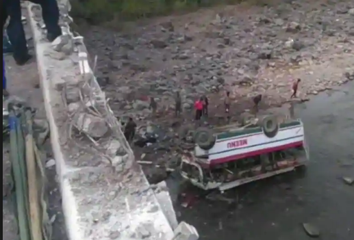 ಸೇತುವೆಯಿಂದ ನದಿಗೆ ಬಿದ್ದ ಬಸ್: 9 ಮಂದಿ ಮೃತ್ಯು