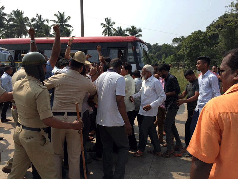 ಹೆಜಮಾಡಿ ಟೋಲ್ ಗೇಟ್ ಎದುರು ಪ್ರತಿಭಟನೆ, ಬಂಧನ