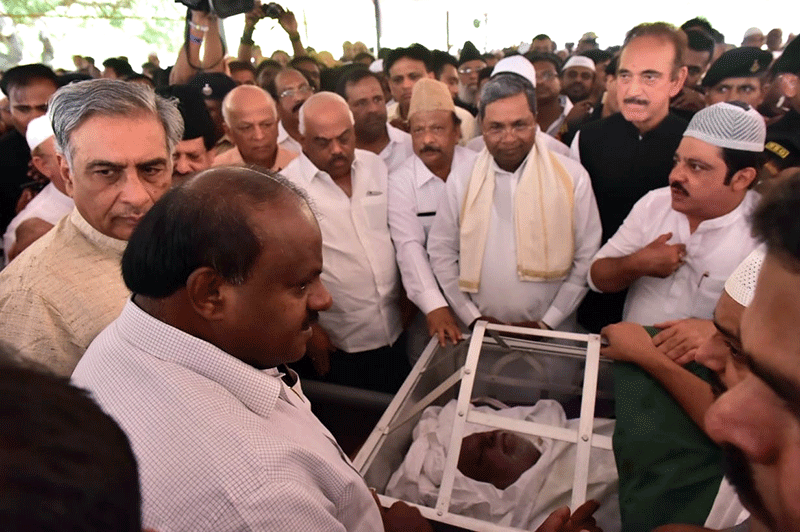 ಜಾಫರ್ ಶರೀಫ್‌ರಿಗೆ ಕುಮಾರಸ್ವಾಮಿ, ಸಿದ್ದರಾಮಯ್ಯ, ಗುಲಾಂ ನಬಿ ಆಝಾದ್ ರಿಂದ ಅಂತಿಮ ನಮನ